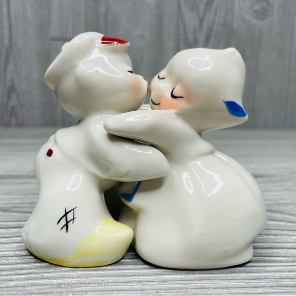 Vintage VanTellingen Dutch Boy and Girl Salt and Pepper Shakers, "Snuggle Hugs" - Picture 2 of 12